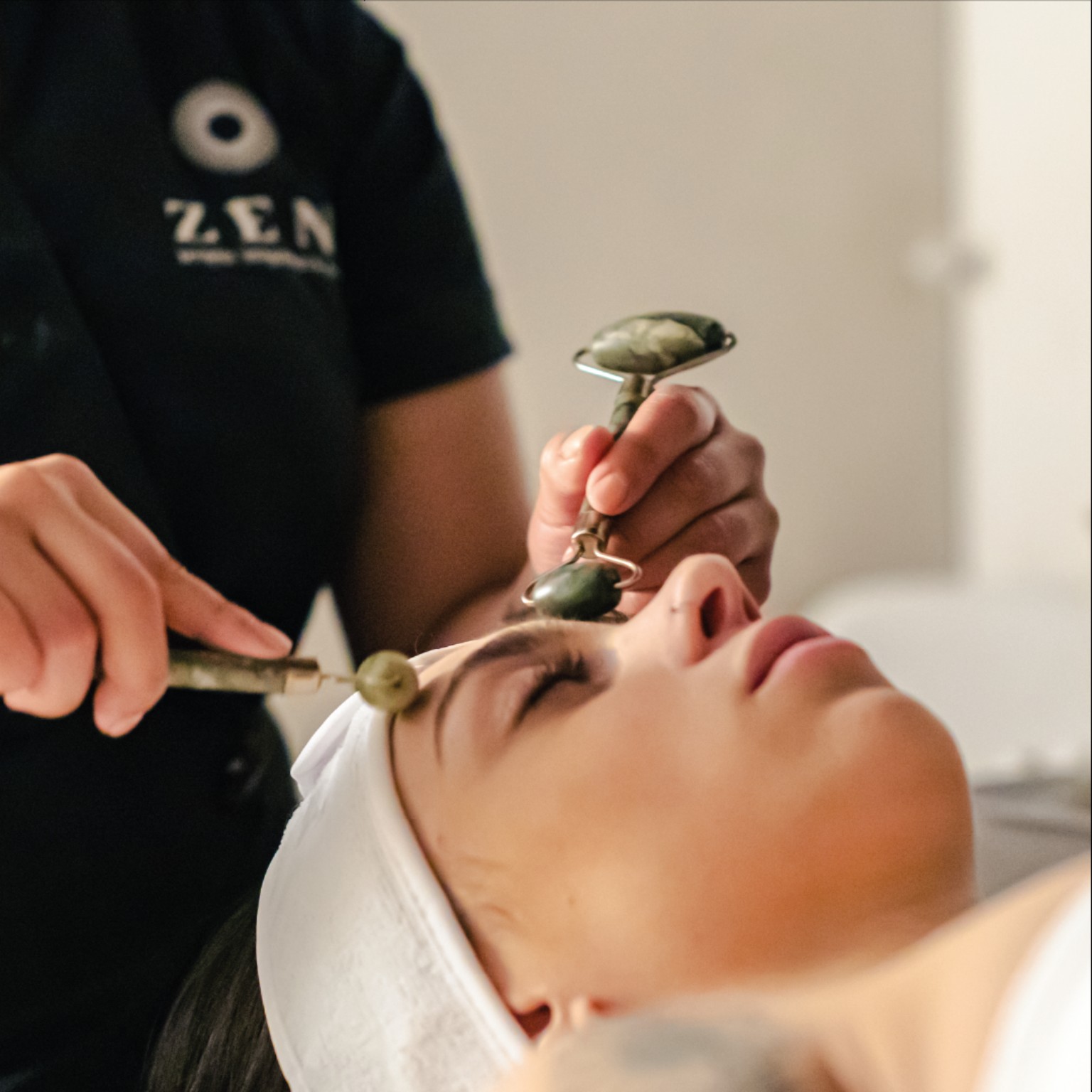Facial con rodillos de jade realizado en Zen