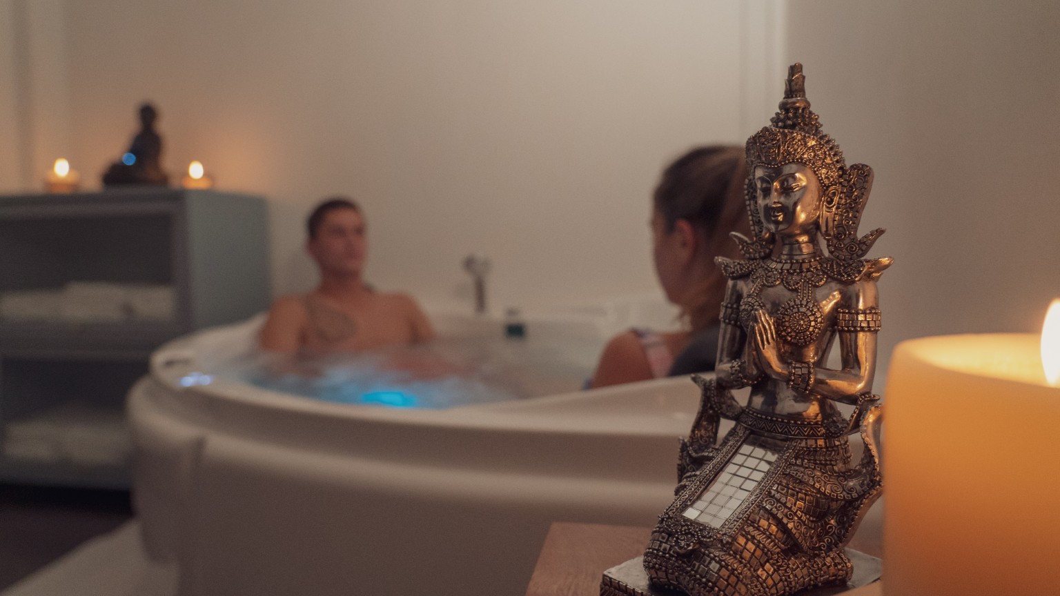 Pareja disfrutando el jacuzzi de Zen