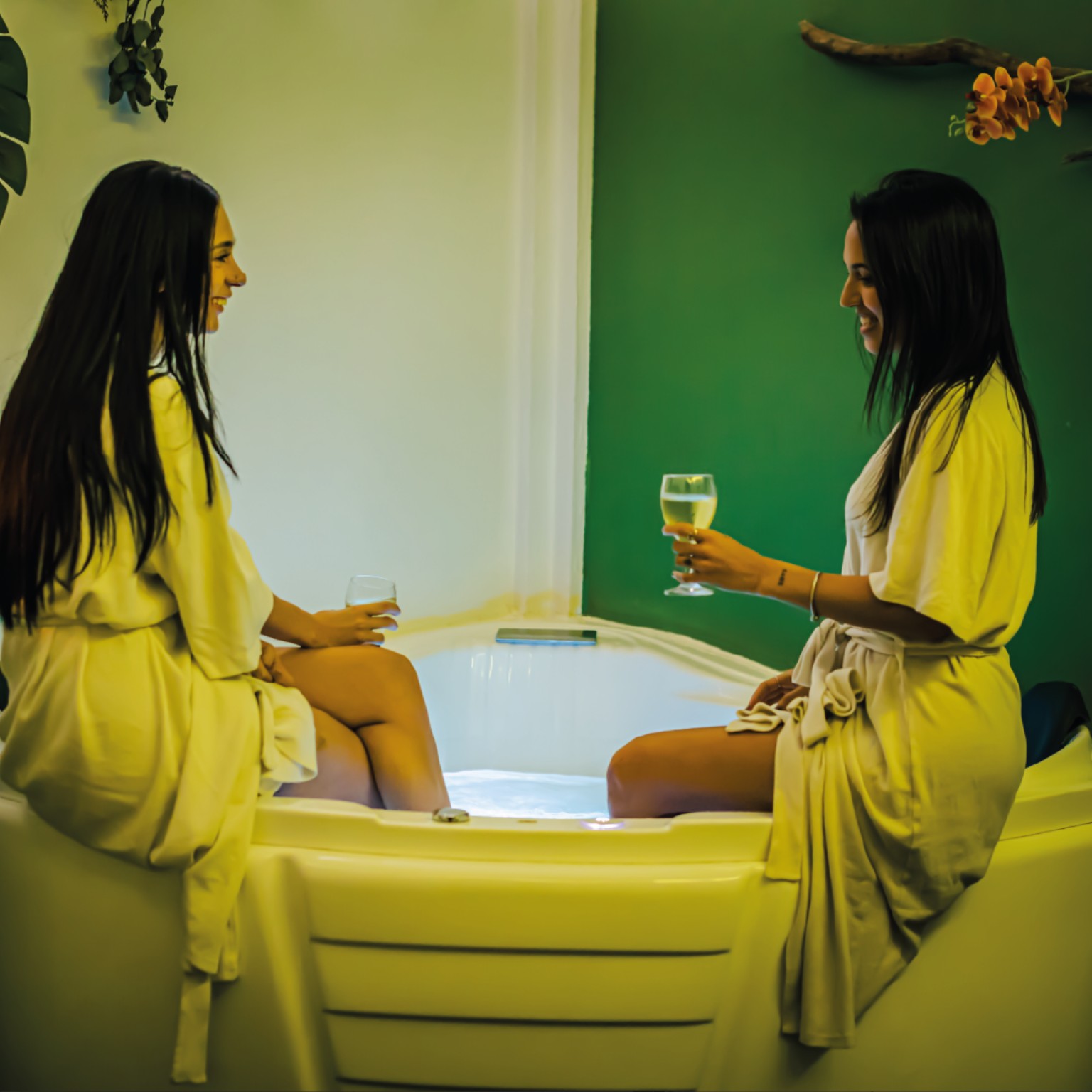 Amigas disfrutando una experiencia de jacuzzi en Zen