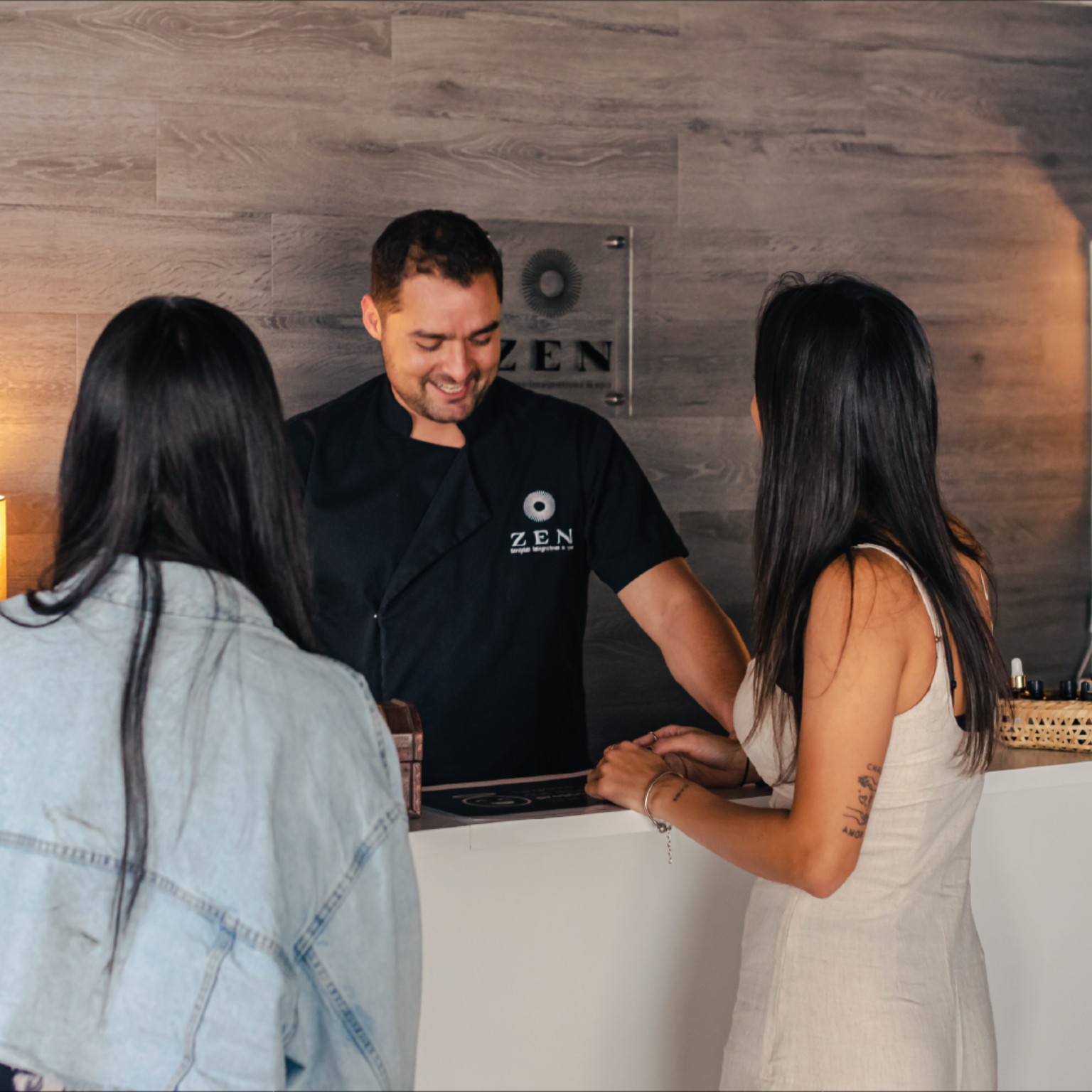 Equipo de Zen atendiendo a sus clientes en recepción