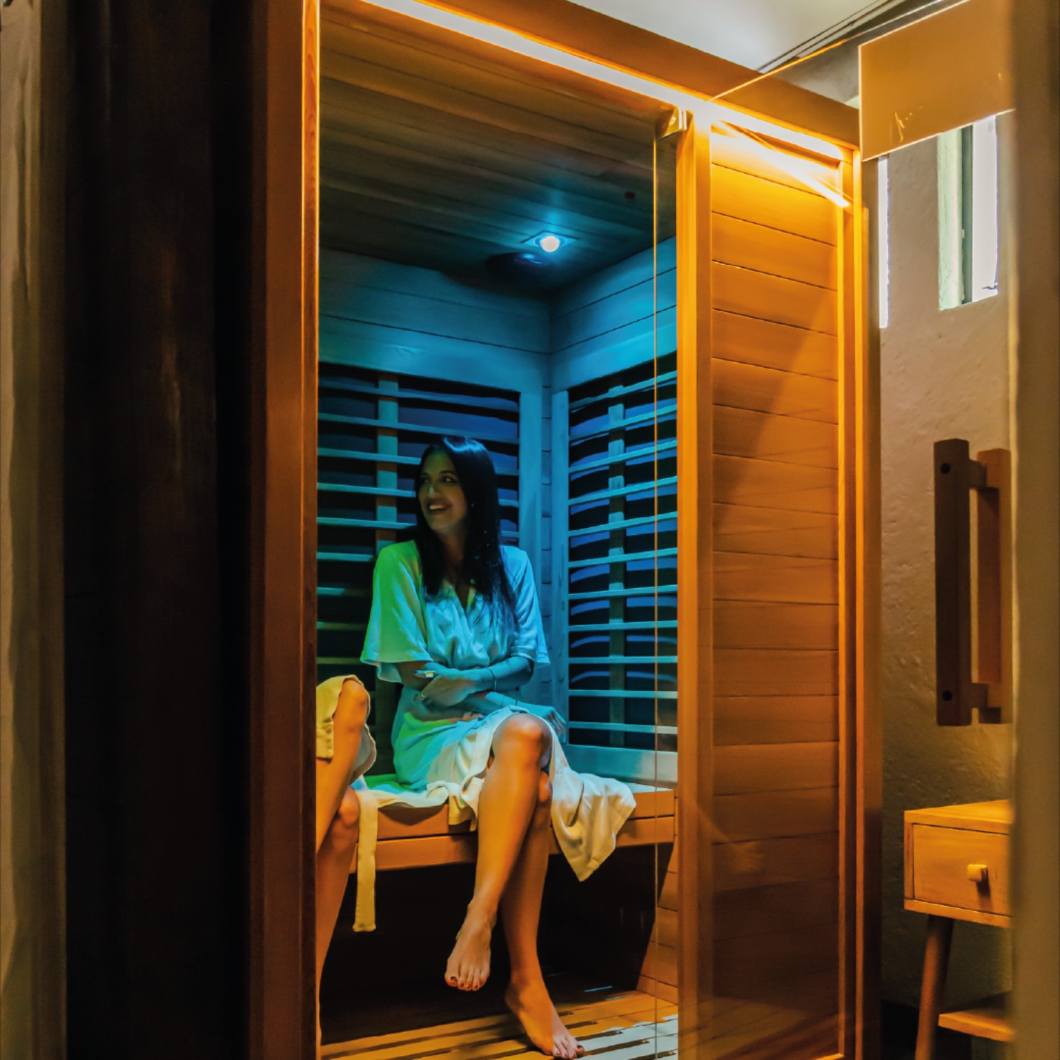Clienta disfrutando el sauna infrarrojo de Zen